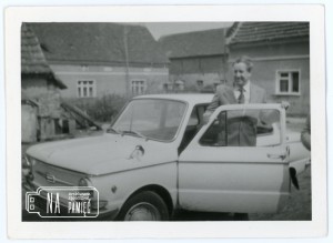 1976. Aleksander Kałużka w samochodzie Zaporożec przed domem nr  37 w Buczynie